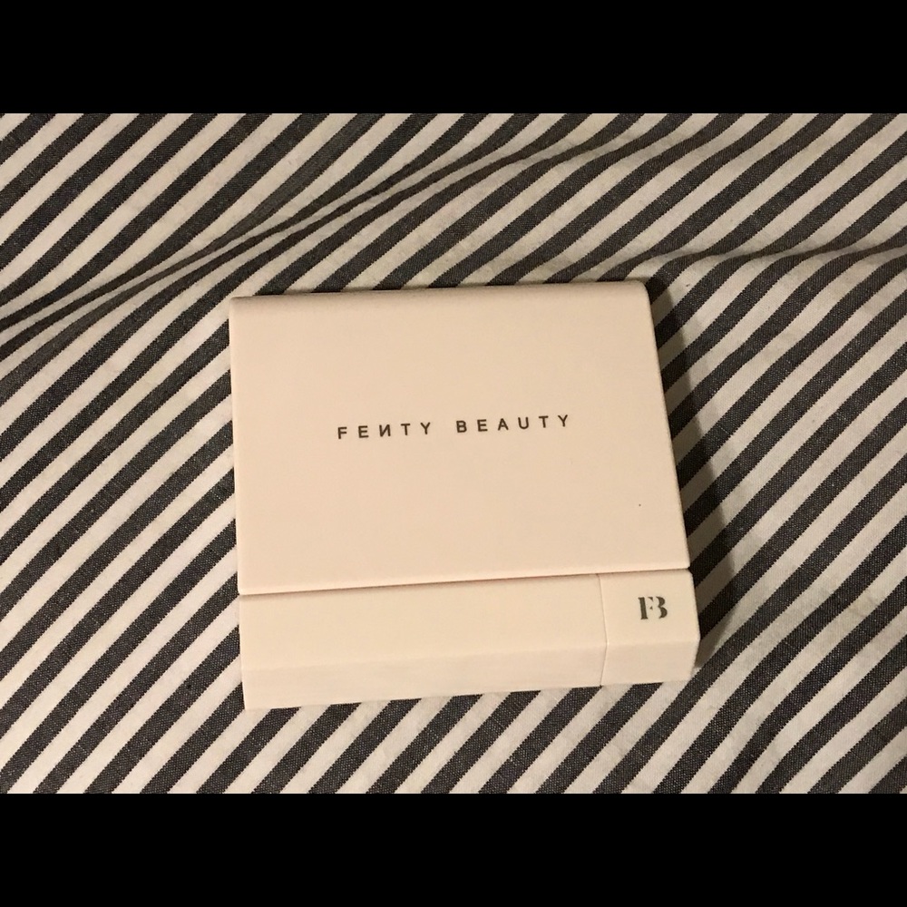Fenty Beauty Invisimatte Blotting Powder